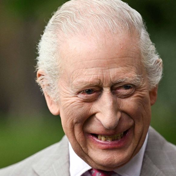 Le roi Charles et la reine Camilla viennent d'atterrir au Canada pour leur tournée royale.

Le roi Charles III d'Angleterre, plante un arbre dans les jardins de la Villa Wolkonsky à Rome, le 10 avril 2025.

Photo : Imago / PsnewZ / Bestimage