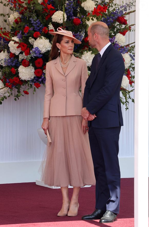 Le roi Charles III d'Angleterre, Camilla Parker Bowles, reine consort d'Angleterre, le prince William, prince de Galles, et Catherine (Kate) Middleton, princesse de Galles, accueillent le couple présidentiel français le président Emmanuel Macron et sa femme la Première Dame Brigitte Macron sur Datchet road à Windsor, Royaume Uni, le 8 juillet 2025. À l'invitation de Leurs Majestés le roi et la reined'Angleterre, le président français et sa femme effectueront une visite d'État au Royaume-Uni du 8 au 10 juillet 2025. Le président et la Première Dame se rendent au Royaume-Uni pour la première fois en visite d'État française depuis 17 ans. Ils séjourneront au château de Windsor, accueillis par le roi et la reine d'Angleterre, et un banquet y sera organisé en leur honneur. Les Macron visiteront l'Imperial College, et le président s'adressera au Parlement pendant son séjour. © Dominique Jacovides/Bestimage