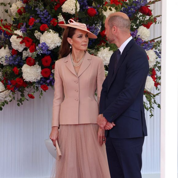 Le roi Charles III d'Angleterre, Camilla Parker Bowles, reine consort d'Angleterre, le prince William, prince de Galles, et Catherine (Kate) Middleton, princesse de Galles, accueillent le couple présidentiel français le président Emmanuel Macron et sa femme la Première Dame Brigitte Macron sur Datchet road à Windsor, Royaume Uni, le 8 juillet 2025. À l'invitation de Leurs Majestés le roi et la reined'Angleterre, le président français et sa femme effectueront une visite d'État au Royaume-Uni du 8 au 10 juillet 2025. Le président et la Première Dame se rendent au Royaume-Uni pour la première fois en visite d'État française depuis 17 ans. Ils séjourneront au château de Windsor, accueillis par le roi et la reine d'Angleterre, et un banquet y sera organisé en leur honneur. Les Macron visiteront l'Imperial College, et le président s'adressera au Parlement pendant son séjour. © Dominique Jacovides/Bestimage