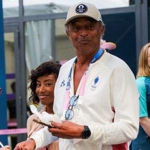 Yannick Noah et sa compagne Malika quittent les épreuves de gymnastique lors des Jeux Olympiques de Paris2024 (JO) le 4 aout 2024.

Photo : Backgrid USA / Bestimage