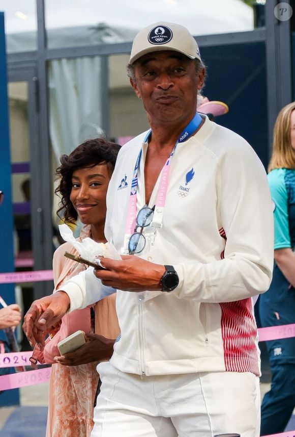 Yannick Noah et sa compagne Malika quittent les épreuves de gymnastique lors des Jeux Olympiques de Paris2024 (JO) le 4 aout 2024.

Photo : Backgrid USA / Bestimage