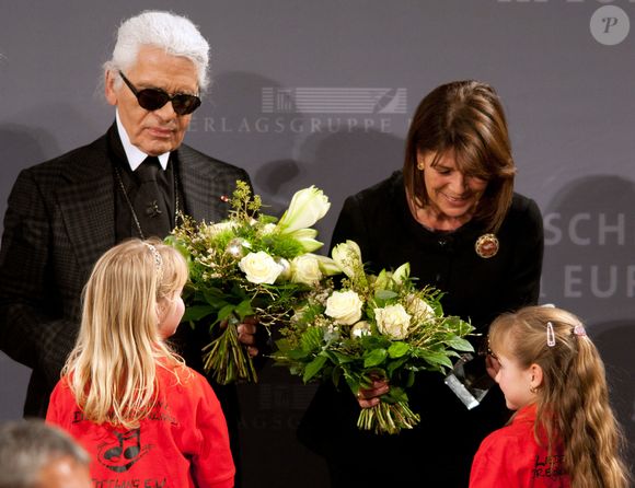 Le créateur Karl Lagerfeld et la princesse Caroline de Monaco reçoivent des fleurs à leur arrivée à la cérémonie de remise du Menschen in Europa Charity Award (" Les gens en Europe ") au Media Centre Passau, à Passau, en Allemagne, le 12 décembre 2011. La princesse est récompensée pour son engagement dans l'organisation caritative Amade Mondiale pour ses enfants. Photo Armin Weigel/DPA/ABACAPRESS.COM