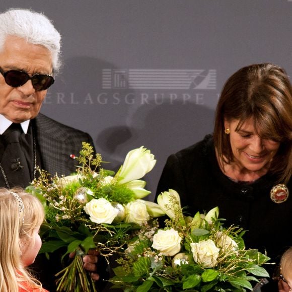 Le créateur Karl Lagerfeld et la princesse Caroline de Monaco reçoivent des fleurs à leur arrivée à la cérémonie de remise du Menschen in Europa Charity Award (" Les gens en Europe ") au Media Centre Passau, à Passau, en Allemagne, le 12 décembre 2011. La princesse est récompensée pour son engagement dans l'organisation caritative Amade Mondiale pour ses enfants. Photo Armin Weigel/DPA/ABACAPRESS.COM