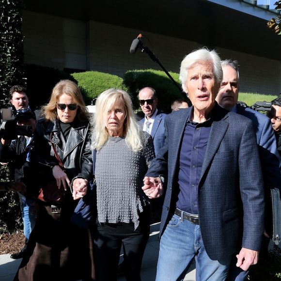 La mère de M. Perry, Suzanne Perry, son beau-père Keith Morrison et ses soeurs au tribunal de Los Angeles pour le procès du docteur Salvador Plasencia accusé d'avoir fourni la kétamine à l'origine du décès de l'acteur.

Backgrid USA / Bestimage