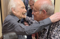 Vidéos - Les 90 ans de Popeck sur scène au théâtre de Passy à Paris le 18 mai 2025.
BestImage