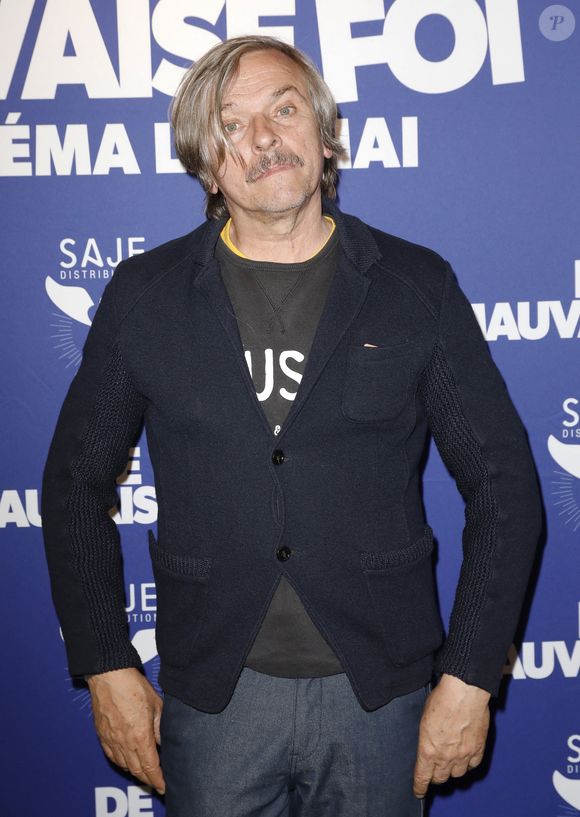 Car les organisateurs de la première édition du festival Ciné citoyen, le réalisateur Frédéric Tellier (Goliath, Sauver ou périr…) et le journaliste Philippe Lemoine, ont appris qu’il était visé par une plainte pour violences conjugales.

Pascal Demolon - Avant-première du film "De Mauvaise Foi" à l'UGC Bercy à Paris le 29 avril 2025. © Marc Ausset-Lacroix/Bestimage