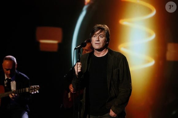 Cependant, Thomas Dutronc ne ferme pas totalement la porte aux médias... Bien au contraire. En effet, la presse peut aussi lui servir de jolie vitrine !

Exclusif - Thomas Dutronc - Surprises - Enregistrement de l'émission "La Boîte à Secrets N°20" dans les studios de la Cité du Cinéma à Saint-Denis, présentée par F.Bollaert et diffusée le 10 janvier sur France 3 © Christophe Clovis / Bestimage