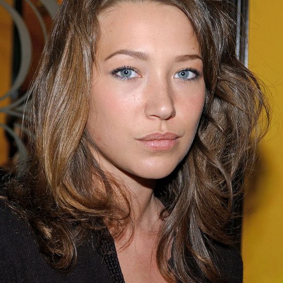 Mais peut-être que pour Johnny Hallyday, la fille qu'il a eue en 1983 avec Nathalie Baye a grandi un peu trop vite...
Laura Smet à New York, le vendredi 18 mars 2005.