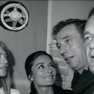 Yves Montand, deuxième à partir de la droite, est resté sur scène pendant deux heures jeudi soir à l'Olympia. Après son spectacle, Montand est entouré de ses amis venus le féliciter dans sa loge. Le 20 septembre 1968 - Paris, France - (Image de crédit : © Keystone Press Agency/Keystone USA via ZUMAPRESS.com)