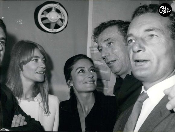 Yves Montand, deuxième à partir de la droite, est resté sur scène pendant deux heures jeudi soir à l'Olympia. Après son spectacle, Montand est entouré de ses amis venus le féliciter dans sa loge. Le 20 septembre 1968 - Paris, France -  (Image de crédit : © Keystone Press Agency/Keystone USA via ZUMAPRESS.com)