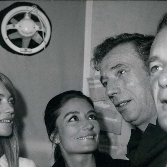 Yves Montand, deuxième à partir de la droite, est resté sur scène pendant deux heures jeudi soir à l'Olympia. Après son spectacle, Montand est entouré de ses amis venus le féliciter dans sa loge. Le 20 septembre 1968 - Paris, France -  (Image de crédit : © Keystone Press Agency/Keystone USA via ZUMAPRESS.com)