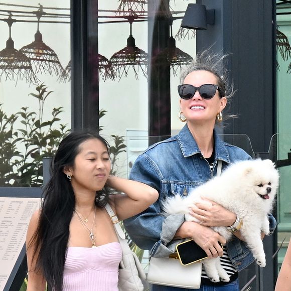 Exclusif - Laeticia Hallyday et ses filles Jade et Joy (qui résident depuis quelques jours dans la propriété familiale du Cap-d'Ail) arrivent à Marseillan pour déjeuner avec Elyette Boudou "Mamie Rock" (qui fêtera ses 89 ans le 5 juillet prochain), accompagné de son père André Boudou et sa fille Alcéa (demi soeur de Laeticia). Toute la famille est allée déjeuner à la crêperie "La Maison de Camille" à Marseillan, France, le 2 juillet 2024.  Pour infos voir vendeurs