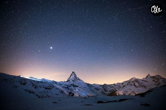 Cette émotion survient face à l’immensité du cosmos, qui dépasse notre compréhension habituelle.

Photo prise par Explore with Joshua / Unsplash