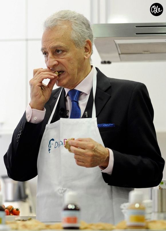 Le nutritionniste suggère de prendre du vinaigre de cidre avant le déjeuner et le dîner.

Le nutritionniste Pierre Dukan enseigne de nouvelles recettes a Madrid. Le 21 novembre 2012