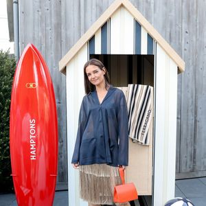 Une différence d'âge qui "ne constitue absolument pas un obstacle à leur relation", comme l'a révélé une source citée par "Page Six"

Bridgehampton, New York – Katie Holmes à assisté à l'événement « Ferragamo in the Hamptons » à la Topping Rose House, où la marque de luxe organisait une élégante réception estivale.
Crédit : Backgrid USA / Bestimage