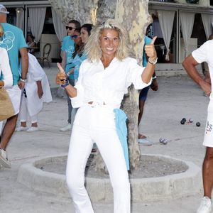 Caroline Margeridon lors d'un tournoi de pétanque caritatif organisé par Turquoise magazine au profit de l'association "Sourire à la vie" (association qui soutient les enfants atteints du cancer ) place des Lices à Saint-Tropez le 13 août 2023.

© Jack Tribeca / Bestimage