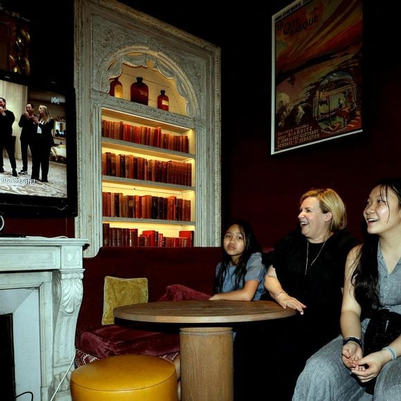 Exclusif - Hélène Darroze et ses filles Charlotte et Quitterie ont suivi la finale de l'émission "Top Chef" depuis son restaurant La Joia à Paris, où elle avait installé une télévision. A sa grande joie, c'est son élève, Mohamed Cheikh, qui a remporté la finale. Pour la deuxième année consécutive, la cheffe Hélène Darroze et un de ses poulains gagnent le concours culinaire de M6. Le 9 juin 2021
© Dominique Jacovides / Bestimage