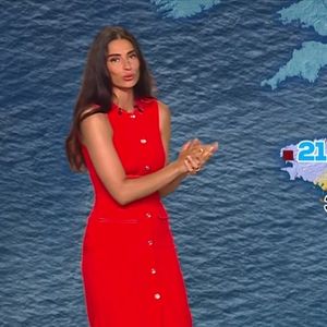 Tatiana Silva est apparue pimpante en robe rouge.

Tatiana Silva, jeune maman de retour à la météo de TF1 après son congé maternité. Le 13 juin 2025.