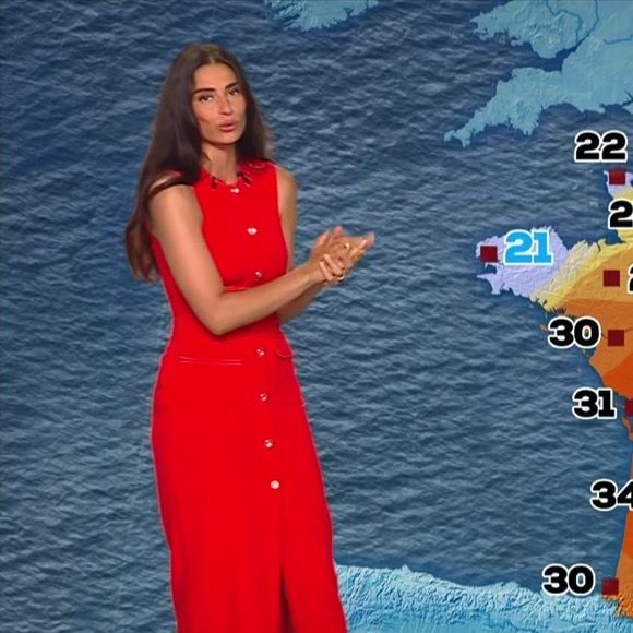 Tatiana Silva est apparue pimpante en robe rouge.

Tatiana Silva, jeune maman de retour à la météo de TF1 après son congé maternité. Le 13 juin 2025.