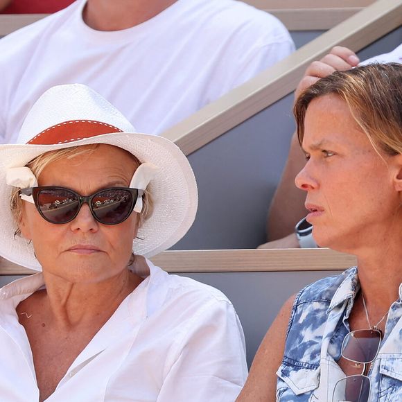 Les futurs acheteurs devront d'ailleurs passer par un système d'inscription en ligne pour accéder aux préventes imminentes.

Muriel Robin et sa femme Anne Le Nen en tribunes de l'épreuve de tennis opposant Novak Djokovic à Rafael Nadal lors des Jeux Olympiques de Paris 2024 (JO) à Roland Garros, à Paris, France, le 29 juillet 2024. © Jacovides-Perusseau/Bestimage
