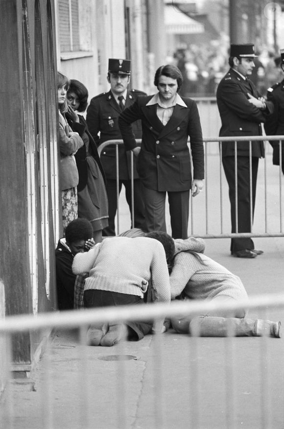 Archives - En France, à Paris, 46 boulevard Exelmans, des personnes en pleurs rassemblées devant l'immeuble du chanteur Claude François à l'annonce de son décès le 11 mars 1978 (Jean Lenoir via Bestimage).