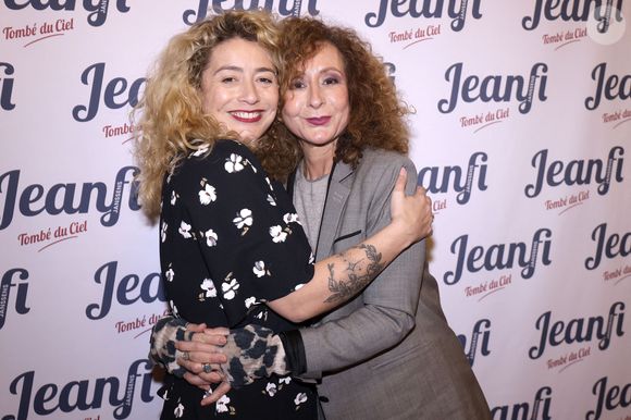 Hélène Zidi est notamment pointée pour ses propos sur le corps et le poids des comédiennes…

Lola Zidi et sa mère Helene Zidi à la 150 ème du spectacle "Tombé du ciel" de Jeanfi Janssens à la Comédie des Champs Elysées à Paris le 13 février 2025. Spectacle suivi d'une réception Restaurant Manko.

© Cédric Perrin / Bestimage
