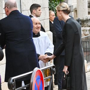 Le prince Albert II de Monaco et la princesse Charlène de Monaco, le père Penzo - Obsèques de Didier Guillaume (ancien ministre de l'Agriculture entre 2018 et 2020 et ancien Ministre d'Etat de Monaco 2024–2025) en la cathédrale Notre-Dame-Immaculée de Monaco le 23 janvier 2025. © Bruno Bebert/Bestimage