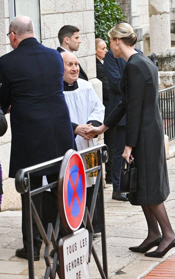 Le prince Albert II de Monaco et la princesse Charlène de Monaco, le père Penzo - Obsèques de Didier Guillaume (ancien ministre de l'Agriculture entre 2018 et 2020 et ancien Ministre d'Etat de Monaco 2024–2025) en la cathédrale Notre-Dame-Immaculée de Monaco le 23 janvier 2025. © Bruno Bebert/Bestimage