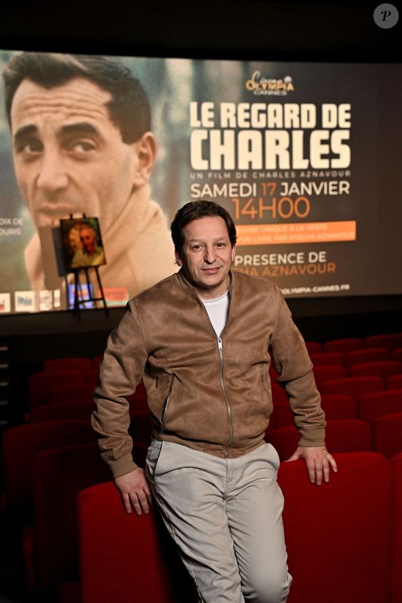Exclusif - Mischa Aznavour, le fils du chanteur Charles Aznavour, était à Cannes au cinéma l'Olympia, le 17 janvier 2025, pour présenter le film de son père, Le Regard de Charles. Le Regard de Charles est un film réalisé par Marc Di Domenico avec des images de Charles. Le chanteur emportait toujours une caméra avec lui, se filmant lui-même, ses proches, ainsi que d'autres artistes. Edith Piaf lui aurait offert une caméra en 1948 avec laquelle il a filmé des heures de pellicules. Quelques mois avant sa disparition il entame avec Marc di Domenico le dérushage de ses films. Il décide alors d'en faire un film, son film. "Le regard de Charles" : le journal filmé d'une légende mondiale. Mischa a été accueilli par Cedric Perez du cinéma l'Olympia, il a pu échanger avec le public venu en nombre (plus de 300 personnes), et a été félicité pour son travail de mémoire autour de l'oeuvre de son père, Charles Aznavour, par Véronique Piel, la conseillère municipale de la ville de Cannes, subdéléguée à la culture. © Bruno Bebert/Bestimage