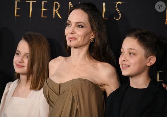 Vivienne Jolie-Pitt, Angelina Jolie et Knox Jolie-Pitt arrivent à la première de Marvel Studios' ETERNALS Los Angeles qui s'est tenue au Dolby Theater à Hollywood, CA, USA le lundi, &#8203;18 octobre 2021. Photo By Sthanlee B. Mirador/SPUS/ABACAPRESS.COM