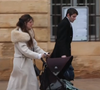 Marie Colomban, la maman d'Emile, portait un manteau beige. Le noir avait été interdit par la famille
Marie et Colomban, les parents du petit Emile, arrivant à la basilique Sainte-Marie-Madeleine de Saint-Maximin-la-Sainte-Baume avec leurs deux enfants Alaïs et Vincent pour les obsèques d'Emile le 8 février 2025.