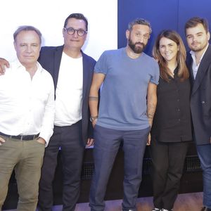 Exclusif - Fabien lecoeuvre, Olivier Dartigolles, Cyril Hanouna, Valérie Benaim, Gauthier Le Bret - Dernière de l'émission "On Marche Sur La Tête", présentée par C.Hanouna sur Europe 1 à Paris le 26 juin 2025 - © Jack Tribeca / Bestimage
