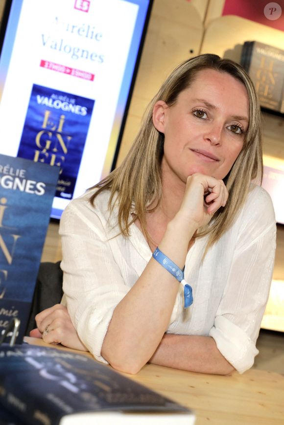 Mais "La Fugue" c’est aussi un livre qui évoque une terre, des éléments, une sororité, une résilience. Autant de thèmes qui s’inspirent d’un lieu que l’autrice a découvert

Aurelie Valognes au Festival du Livre de Paris 2024 au Grand Palais Éphémère le 14 avril 2024.

© Cédric Perrin / Bestimage