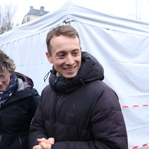 3 jours après sa libération d'une prison au Danemark où il aura séjourné 5 mois, le capitaine Paul Watson célèbre sa remise en liberté sur la place de la République à Paris en compagnie de Lamya Essemlali et Hugo Clément. Paris, le 21 décembre 2024.
© Denis Guignebourg/Bestimage
