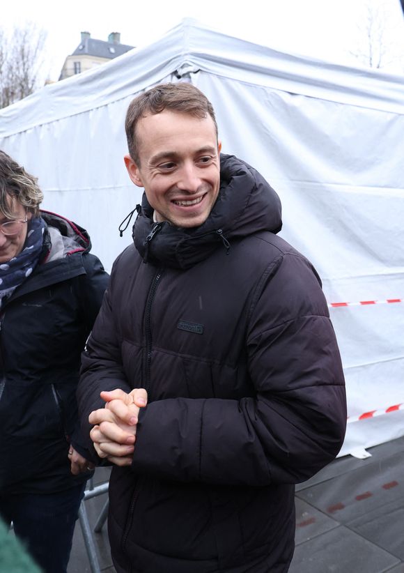 3 jours après sa libération d'une prison au Danemark où il aura séjourné 5 mois, le capitaine Paul Watson célèbre sa remise en liberté sur la place de la République à Paris en compagnie de Lamya Essemlali et Hugo Clément. Paris, le 21 décembre 2024.
© Denis Guignebourg/Bestimage