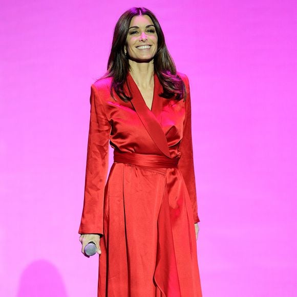 La belle brune, qui a également signé une collection de décoration baptisée Ligati, est installée sur l’Île de Beauté, dans une propriété somptueuse dont elle a partagé quelques images sur Instagram.

Exclusif - Jenifer Bartoli lors de l'enregistrement de l'émission "La Chanson de l'Année 2019" aux Arènes de Nîmes, le 16 mai 2019. 
© Guillaume Gaffiot/Bestimage