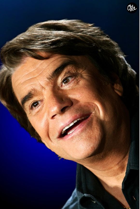 On le découvre notamment en costume, micro à la main, puis dans différents moments de sa vie publique. 

Archive - Bernard Tapie 2009 JLPPA / Bestimage