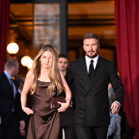 David Beckham et sa fille Harper Seven sortent de l'hôtel La Réserve Paris - Hotel and Spa pour se rendre au défilé de Victoria en marge de la Fashion Week de Paris (PFW), à Paris © Pierre Perusseau/Bestimage