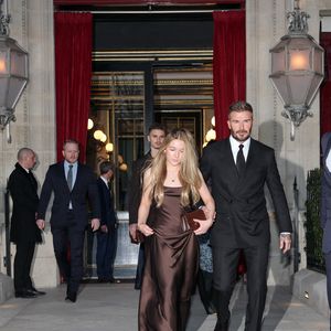 Tenue au bras par son père, gaga de sa seule fille, la jeune Harper se rendait avec son clan au défilé de Victoria, en marge de la Fashion Week de Paris (PFW).


David Beckham et sa fille Harper Seven sortent de l'hôtel La Réserve Paris - Hotel and Spa pour se rendre au défilé de Victoria en marge de la Fashion Week de Paris (PFW), à Paris, France, le 7 mars 2025. © Cyril Moreau/Bestimage
