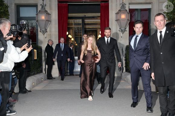 Tenue au bras par son père, gaga de sa seule fille, la jeune Harper se rendait avec son clan au défilé de Victoria, en marge de la Fashion Week de Paris (PFW).


David Beckham et sa fille Harper Seven sortent de l'hôtel La Réserve Paris - Hotel and Spa pour se rendre au défilé de Victoria en marge de la Fashion Week de Paris (PFW), à Paris, France, le 7 mars 2025. © Cyril Moreau/Bestimage