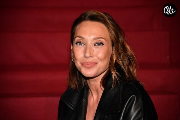 Elle a toutefois appelé les vacanciers à continuer de soutenir le Bassin d'Arcachon, Bordeaux et les Landes.

Laura Smet - Front row du défilé Etam Live Show 2025 "J'ETAM" au Palais Brongniart à Paris le 30 Septembre 2025.

© Veeren / Perusseau / Bestimage