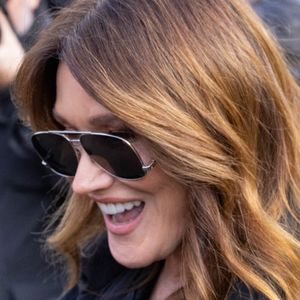 Carla Bruni quitte le défilé Tod's lors de la Semaine de la mode de Milan - Vêtement Femme Automne/Hiver 2025/2026 le 28 février 2025 à Milan, Italie. Photo par Cinzia Camela/LiveMedia/SPUS/ABACAPRESS.COM