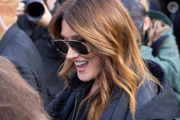 Carla Bruni quitte le défilé Tod's lors de la Semaine de la mode de Milan - Vêtement Femme Automne/Hiver 2025/2026 le 28 février 2025 à Milan, Italie. Photo par Cinzia Camela/LiveMedia/SPUS/ABACAPRESS.COM