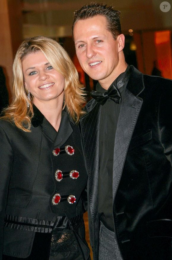 "Cette année, il a signé un casque pour une opération caritative. Est-ce que c’est sa femme qui lui a tenu la main? On ne sait pas exactement, mais c’est la première fois qu’on a un espèce de signe positif, un signe presque de vie."

Cérémonie de remise de prix du Gala FIA - MONACO 08/12/2006, Michael Schumacher et son épouse Corinna © DPPI/Bestimage