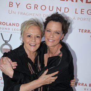 Muriel Robin et Anne Le Nen - Présentation du Collier « Terra by Roland Garros » créé par Anne Le Nen, Présidente de Ground Legend. La terre battue du court central de Roland Garros est scellée dans une médaille. Restaurant Laurent à Paris, France le 22 Mai 2026.
© Philippe Baldini /Bestimage