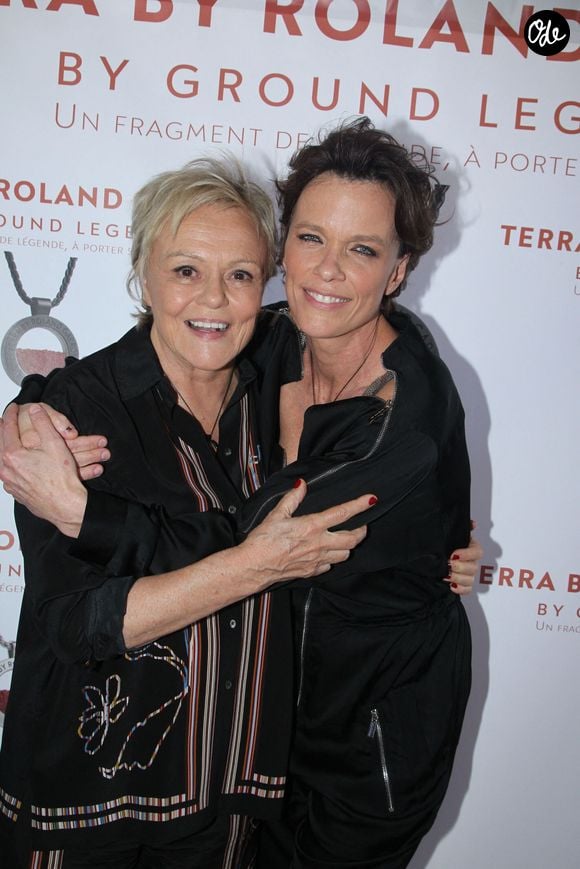 Muriel Robin et Anne Le Nen - Présentation du Collier « Terra by Roland Garros » créé par Anne Le Nen, Présidente de Ground Legend. La terre battue du court central de Roland Garros est scellée dans une médaille. Restaurant Laurent à Paris, France le 22 Mai 2026. 

© Philippe Baldini /Bestimage