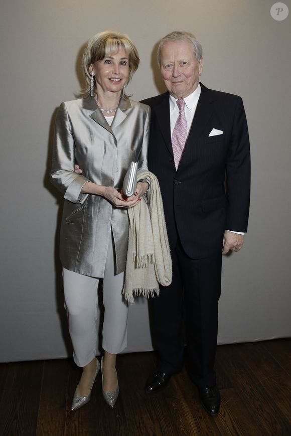 Ce mariage intervient deux ans après son divorce très commenté avec Claudia Hübner, diagnostiquée d’une forme de démence. 

Wolfgang Porsche et sa femme Claudia - Traditionnel dîner MSC avant l'ouverture pour la 55ème Conférence sur la sécurité de Munich le 15 Février 2019. API / BESTIMAGE