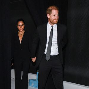 Meghan Markle et le prince Harry ont brillé à à New York.  

Meghan Markle, duchesse de Sussex, et le prince Harry, duc de Sussex, arrivent sur le tapis rouge du gala de la Journée mondiale de la santé mentale de Project Healthy Minds, qui s'est tenu aux Spring Studios à New York, NY, le 9 octobre 2025. (Photo par Anthony Behar/Sipa USA)