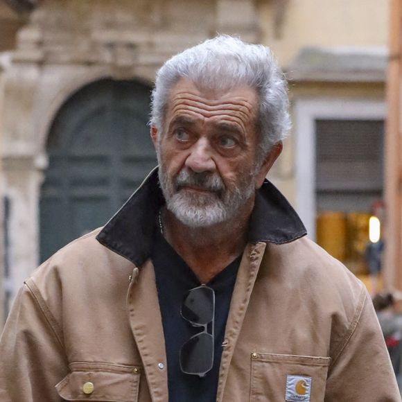 Le réalisateur et acteur américain l'aurait remarquée dans des magazines japonais avant de lui offrir le rôle d'Isabelle de France.

Mel Gibson est photographiée alors qu'elle se promène dans les ruelles de Rome, en Italie, le 16 novembre 2025. L'acteur américain et icône du cinéma mondial se promène dans la ville. Photo by G. D'Angelo/IPA/ABACAPRESS.COM