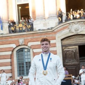 Léon Marchand - Les Toulousains ont accueilli avec ferveur les athlètes de la Ville rose et de ses alentours, après leur performance aux Jeux Olympiques de Paris 2024 sur la place du Capitole le 18 septembre 2024. © Frédéric Maligne/Bestimage